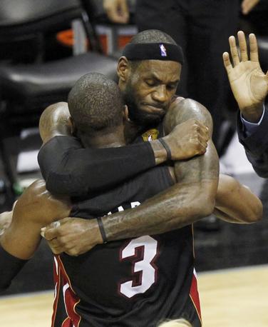 LeBron abbraccia Wade: i due hanno dominato gara-4. Reuters 